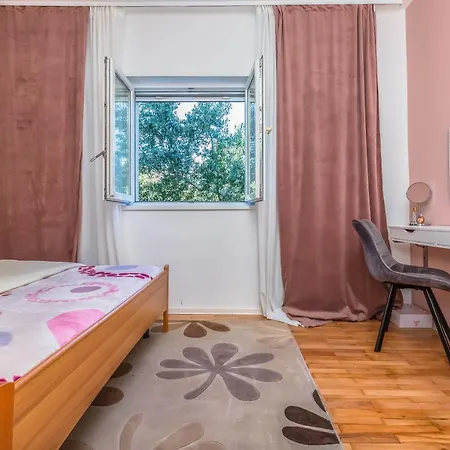 City Luxe Apartment